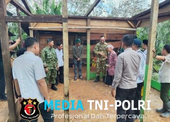 Dansatgas TMMD ke-128 Bersama Bupati Sarolangun Tinjau Rumah Tak Layak Huni Milik Warga