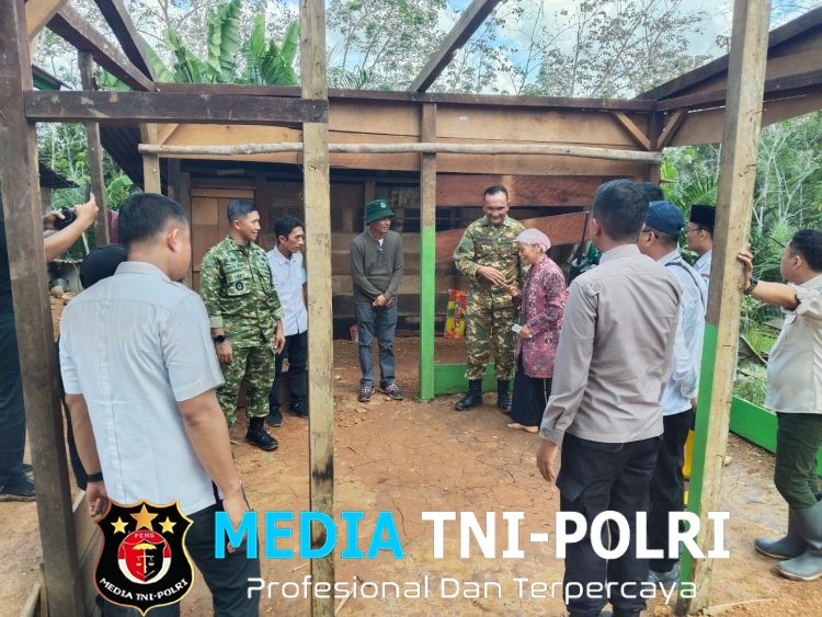 Dansatgas TMMD ke-128 Bersama Bupati Sarolangun Tinjau Rumah Tak Layak Huni Milik Warga