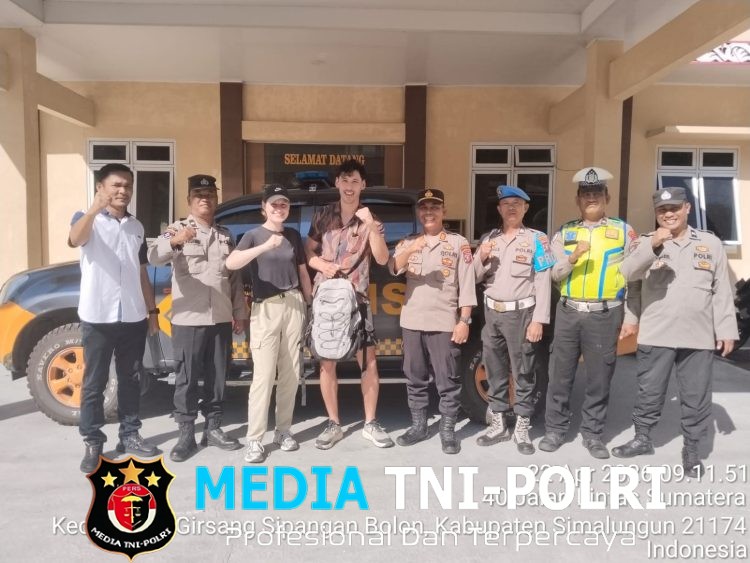 “Terima Kasih, Polisi Indonesia Luar Biasa!”  Turis Belanda Joas Mardiono Puji Polsek Girsang Sipangan Bolon Usai Paspor dan Barang Berharga Berhasil Dikembalikan