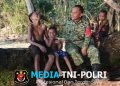 Kedekatan Dandim 1801/Manokwari dengan Anak-Anak Kampung Tanah Rubuh Warnai Pelaksanaan TMMD Ke-128