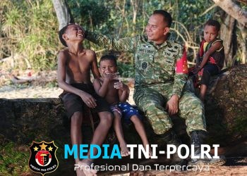 Kedekatan Dandim 1801/Manokwari dengan Anak-Anak Kampung Tanah Rubuh Warnai Pelaksanaan TMMD Ke-128