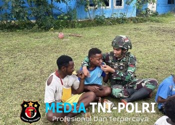 Bersama Generasi Muda, Satgas Yonif 521/DY Gelar Karya Bakti Bersihkan Lapangan Sepak Bola di Kobakma