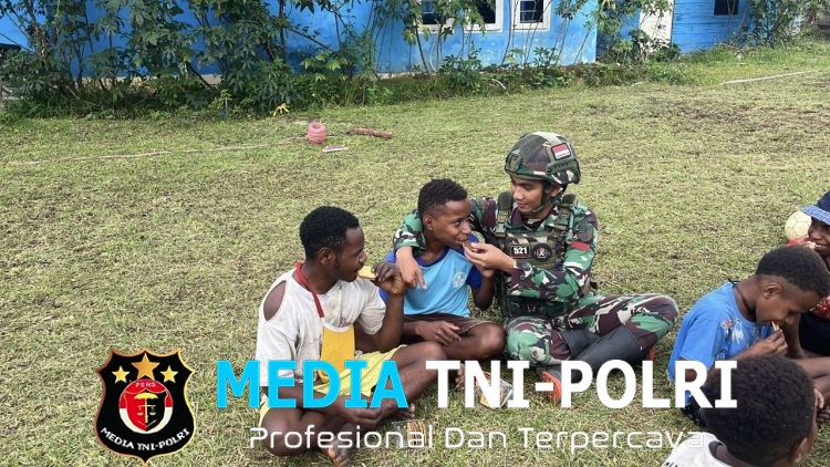 Bersama Generasi Muda, Satgas Yonif 521/DY Gelar Karya Bakti Bersihkan Lapangan Sepak Bola di Kobakma