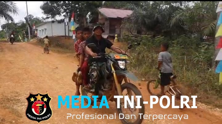 Kepedulian Anggota Satgas TMMD, Mengantar Siswa ke Sekolah Karena Kondisi Jalan Yang Memprihatinkan