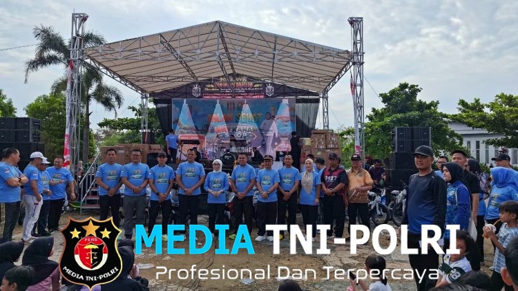 Rayakan HUT Ke 27 Kabupaten Way Kanan, Wakapolres Way Kanan dan Anggota Ikuti Jalan Sehat