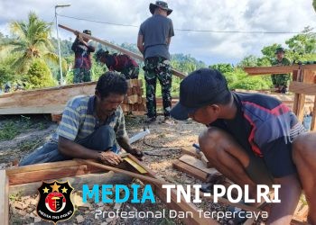 Progres TMMD ke-128 Kodim 1801/Manokwari Satgas Fokus Selesaikan Pembuatan Kusen dan Pondasi Rumah Warga