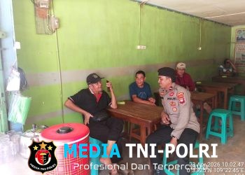 Santai Bersama Warga di Pasar, Kanit Samapta Polsek Mempawah Hulu Sampaikan Pesan Kamtibmas