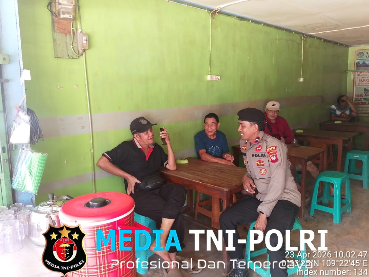 Santai Bersama Warga di Pasar, Kanit Samapta Polsek Mempawah Hulu Sampaikan Pesan Kamtibmas