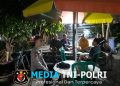 Ngobrol Santai di Warung Kopi, Polisi Sisipkan Pesan Keamanan ke Warga