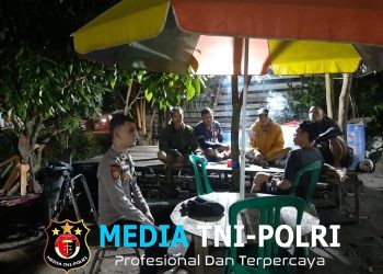 Ngobrol Santai di Warung Kopi, Polisi Sisipkan Pesan Keamanan ke Warga