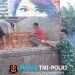 Bersama Warga, Anggota Satgas TMMD ke-128 Goro Turunkan Bata