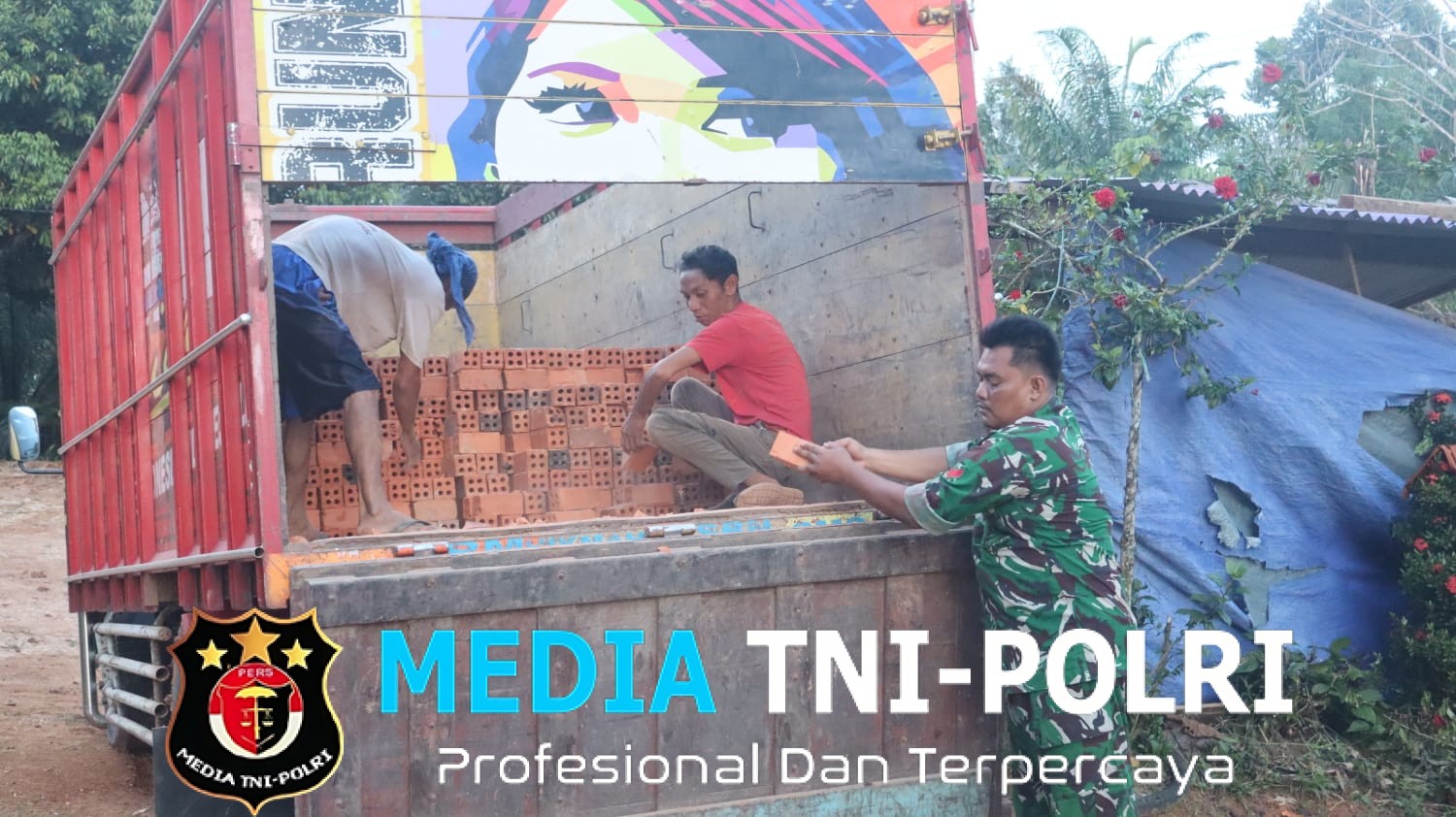 Bersama Warga, Anggota Satgas TMMD ke-128 Goro Turunkan Bata