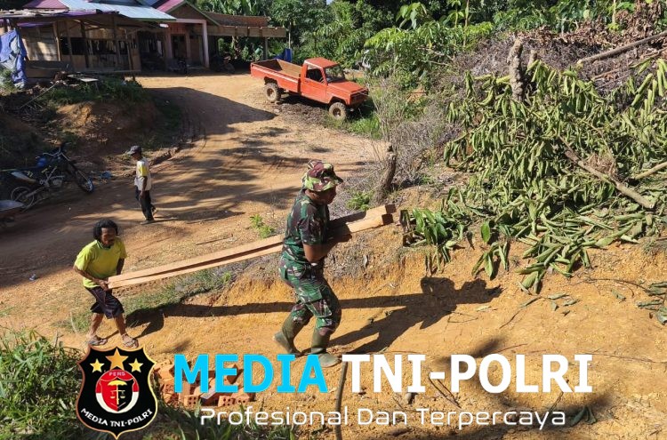 Kebersamaan TNI dan Warga, Bahu Membahu Bangun Rumah Layak Huni Milik Sarwandi