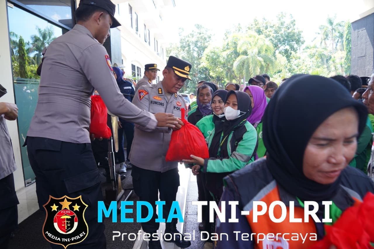 Polri Untuk Masyarakat Polres Metro Bekasi Gelar Bakti Sosial Bagikan 300 Sembako ke Berbagai Elemen Potmas