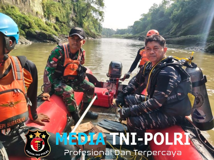 Aksi Sigap TNI AL dan Tim SAR Gabungan Evakuasi Korban Tenggelam di Sungai Cisanggarung