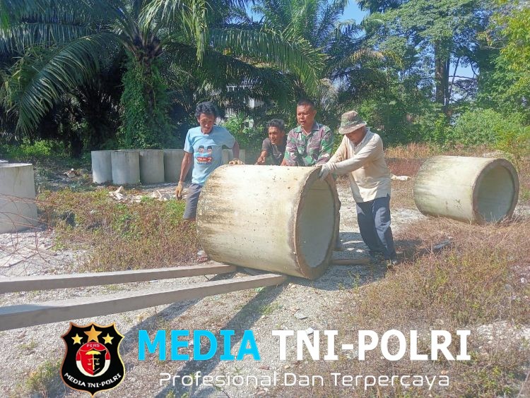 Warga dan Anggota Satgas TMMD ke 128 Kodim 0420/Sarko Turunkan Gorong-Gorong Untuk Akses Jalan Menuju Desa Seko Besar