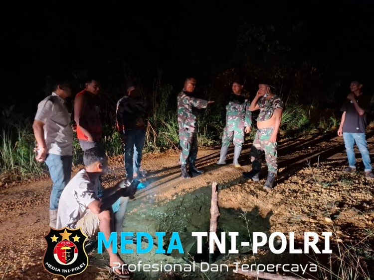 Tak Kenal Lelah, Walau Tengah Malam Anggota Satgas TMMD Masih Bekerja Dititik Perbaikan Jalan