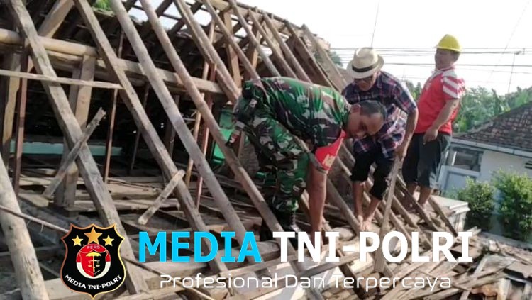 Bantu Perbaiki Atap Rumah Warga Lansia, Wujud Babinsa Bendogrit Peduli Terhadap Kesulitan Rakyat