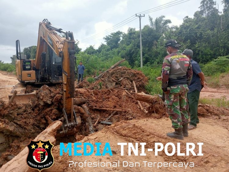 Satgas TMMD ke 128 Kodim 0420/Sarko Perbaiki Jembatan Darurat di Lokasi Perbaikan Jalan