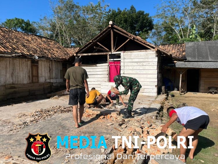 Ciptakan Lingkungan Asri, Satgas TMMD Kodim 0402/OKI Bersinergi Bersihkan Pangkalan Desa