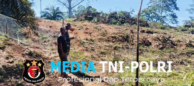 Satgas TMMD ke-128 Kodim 0420/Sarko Bersama Warga Pasang Pagar Jaring Dilokasi Ketahanan Pangan