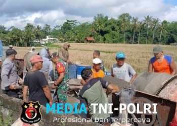 Tingkatkan Kenyamanan Warga, Babinsa Posramil Selopuro Bantu Cor Jalan Pemakaman