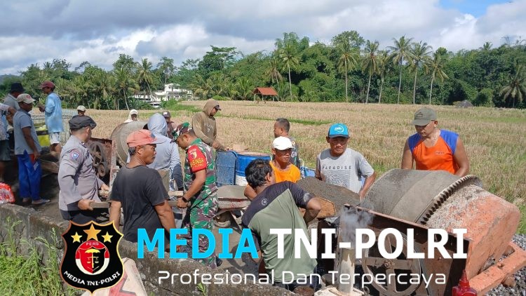 Tingkatkan Kenyamanan Warga, Babinsa Posramil Selopuro Bantu Cor Jalan Pemakaman