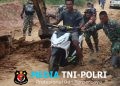 Sigap, Anggota Satgas TMMD ke 128 Kodim 0420/Sarko Bantu Warga Kesulitan Melintas di Jalan Rusak