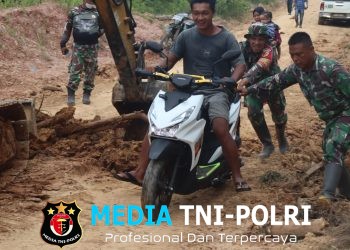 Sigap, Anggota Satgas TMMD ke 128 Kodim 0420/Sarko Bantu Warga Kesulitan Melintas di Jalan Rusak