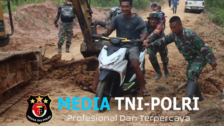 Sigap, Anggota Satgas TMMD ke 128 Kodim 0420/Sarko Bantu Warga Kesulitan Melintas di Jalan Rusak