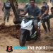 Sigap, Anggota Satgas TMMD ke 128 Kodim 0420/Sarko Bantu Warga Kesulitan Melintas di Jalan Rusak