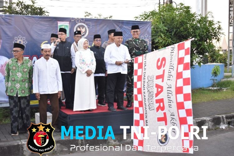 Dandim 0818/Malang-Batu Hadiri Pemberangkatan Calon Jamaah Haji di Singosari, Suasana Haru Iringi Keberangkatan