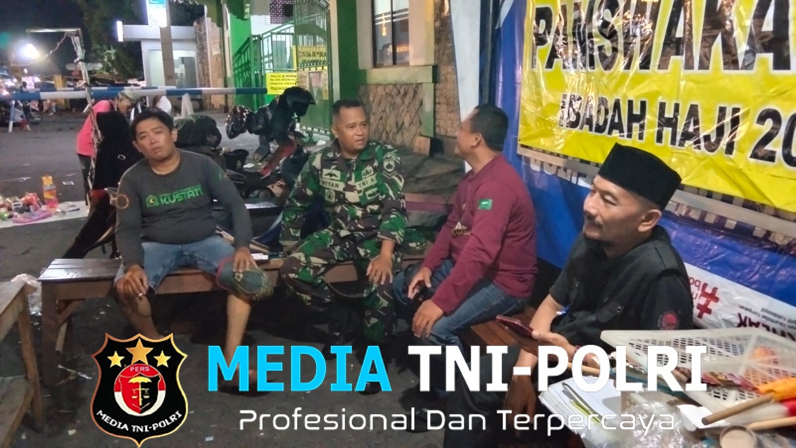 Babinsa Ngemplak Aktif Jaga Keamanan, Patroli Malam dan Komsos di Pos Pam Swakarsa Haji Donohudan