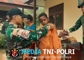 Satgas Yonif 123/Rajawali Tebar Kepedulian di Papua Selatan, Bagikan Seragam Pramuka untuk Siswa SD Negeri Bade Mememu DPP Kapten Inf Balowo Setyawan