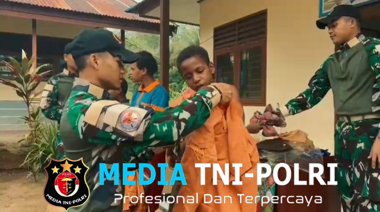 Satgas Yonif 123/Rajawali Tebar Kepedulian di Papua Selatan, Bagikan Seragam Pramuka untuk Siswa SD Negeri Bade Mememu DPP Kapten Inf Balowo Setyawan