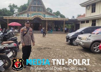 Personel Polsek Mempawah Hulu Amankan Ibadah Misa Pagi di Gereja Santo Yusuf Karangan