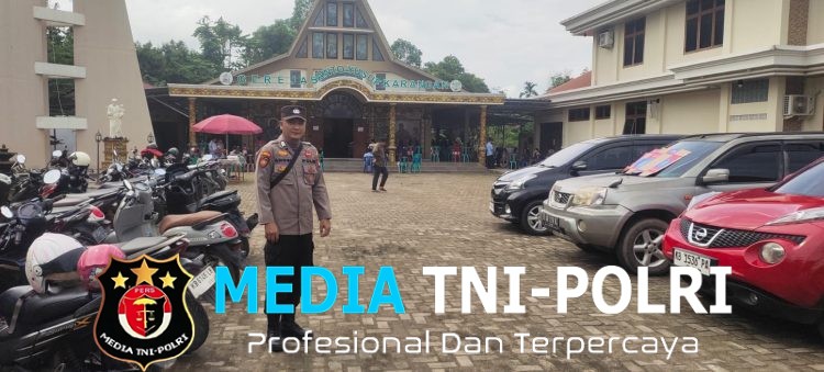 Personel Polsek Mempawah Hulu Amankan Ibadah Misa Pagi di Gereja Santo Yusuf Karangan