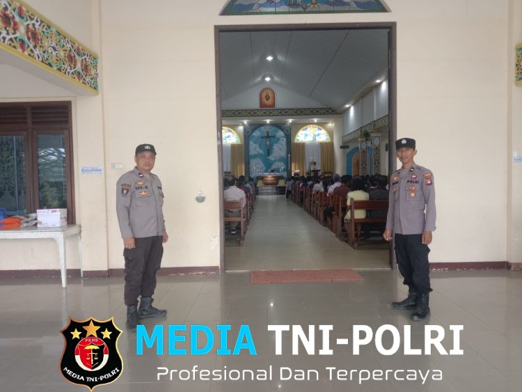 Samapta Polsek Menyuke Lakukan Pengamanan Ibadah Misa Hari Minggu