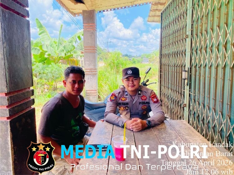 Wajah Humanis Polisi Terlihat Jelas Saat Menyapa Warga di Siang Hari