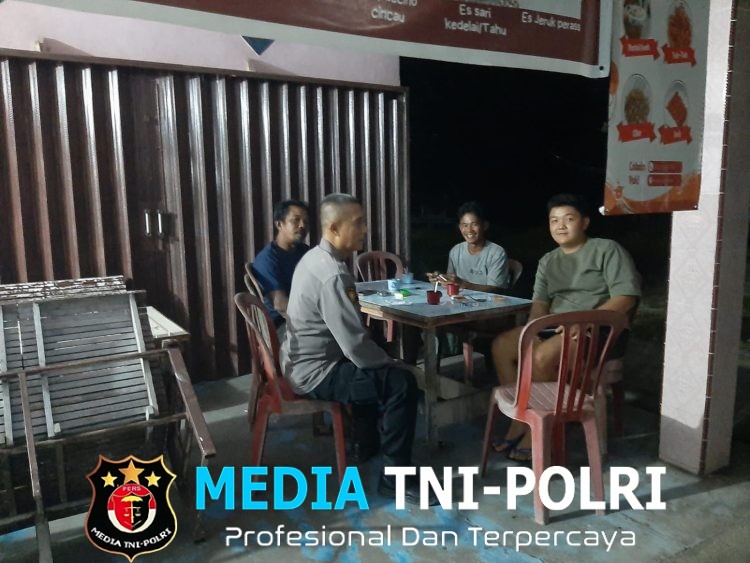 Aksi Polisi di Sabtu Malam Temui Warga Nongkrong, Ingatkan Ancaman Narkoba