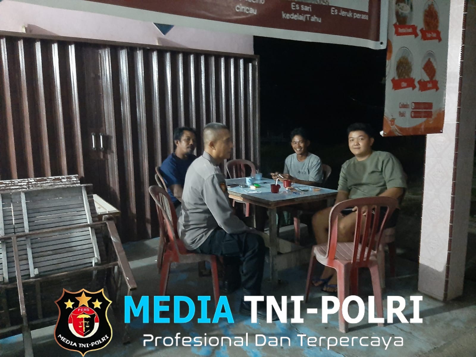Aksi Polisi di Sabtu Malam Temui Warga Nongkrong, Ingatkan Ancaman Narkoba