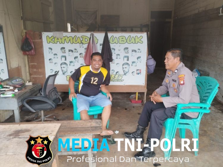 Polisi Hadir di Tengah Aktivitas Warga, Tukang Cukur Jadi Mitra Kamtibmas