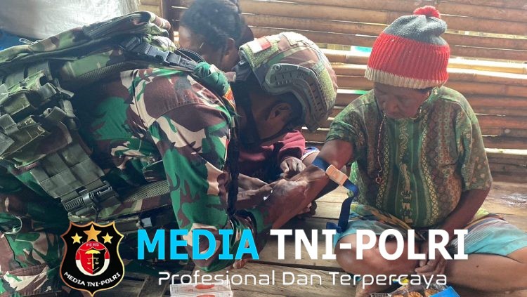 Pos Denom Yonif 751/VJS Berikan Pelayanan Kesehatan dan Suntik Vitamin bagi Warga Atukbin