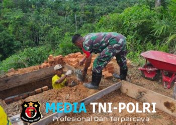 Anggota Satgas TMMD Ke-128 Kodim 0420/Sarko Gotong Royong Bangun MCK di Desa Seko Besar