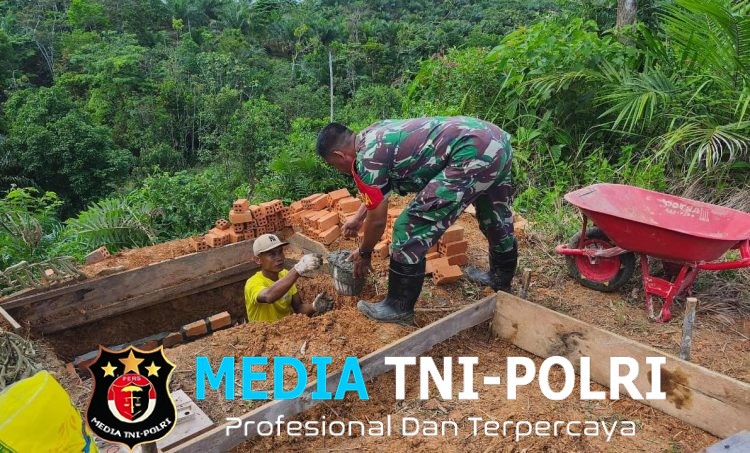 Anggota Satgas TMMD Ke-128 Kodim 0420/Sarko Gotong Royong Bangun MCK di Desa Seko Besar