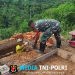 Anggota Satgas TMMD Ke-128 Kodim 0420/Sarko Gotong Royong Bangun MCK di Desa Seko Besar