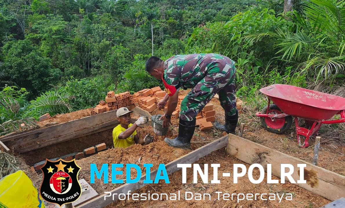 Anggota Satgas TMMD Ke-128 Kodim 0420/Sarko Gotong Royong Bangun MCK di Desa Seko Besar