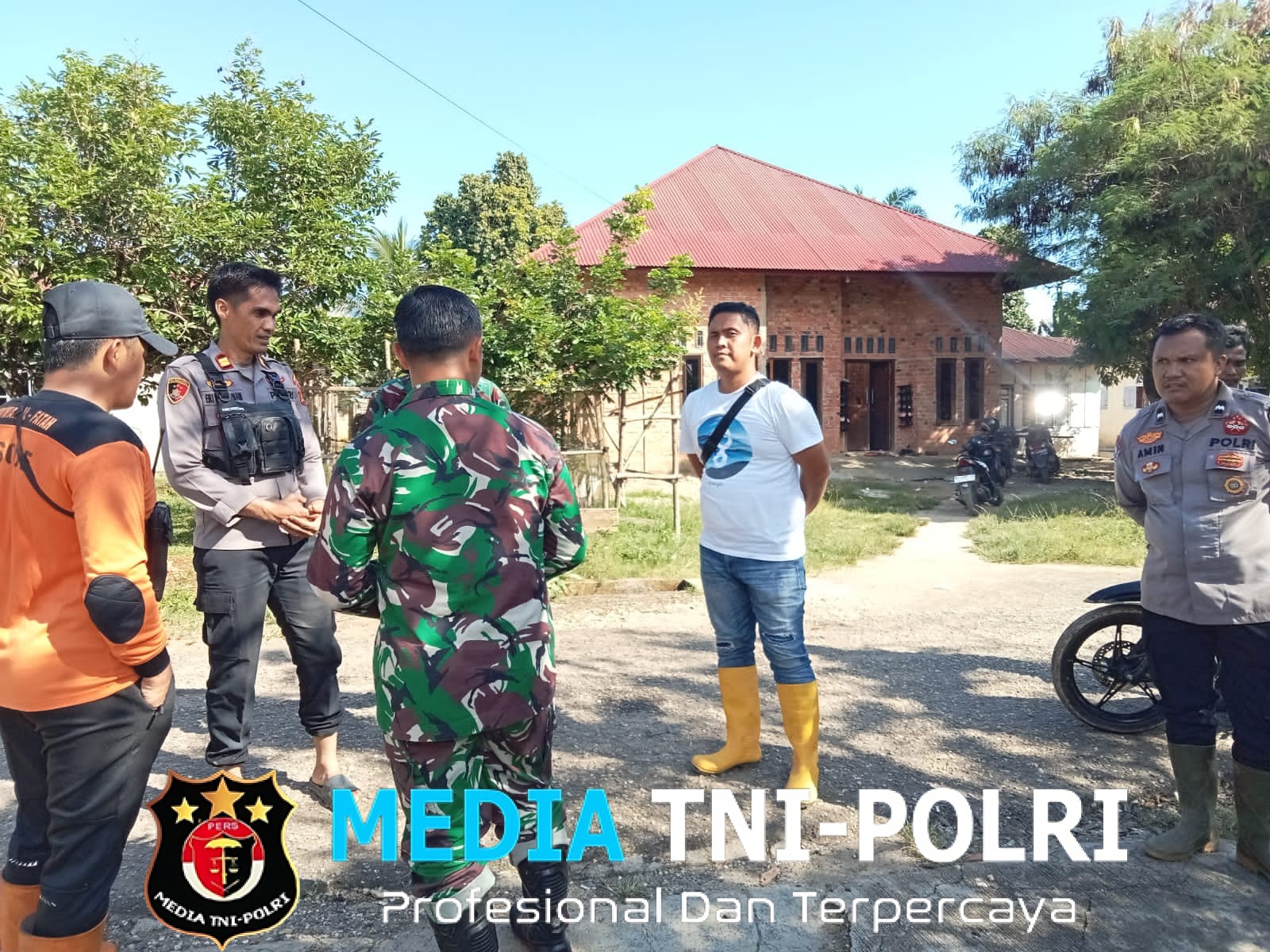 Babinsa Koramil 01/Batang Asai Gelar Apel Siaga dan Turun Langsung Bantu Warga Terdampak Banjir