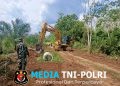 Pastikan Pekerjaan Maksimal, Danramil 402-03/SP Padang Monitoring Pembukaan Jalan