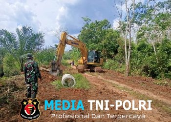 Pastikan Pekerjaan Maksimal, Danramil 402-03/SP Padang Monitoring Pembukaan Jalan